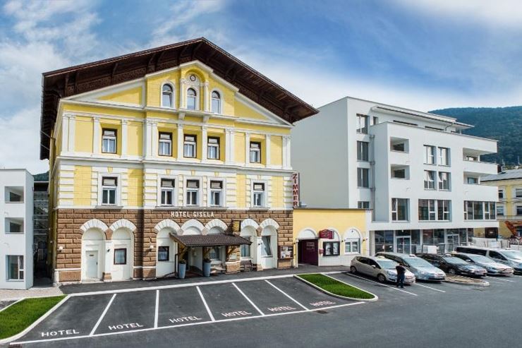 Vorderseite Hotel (800x533)