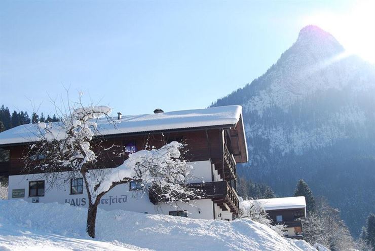 Haus Seefried am See im Winter