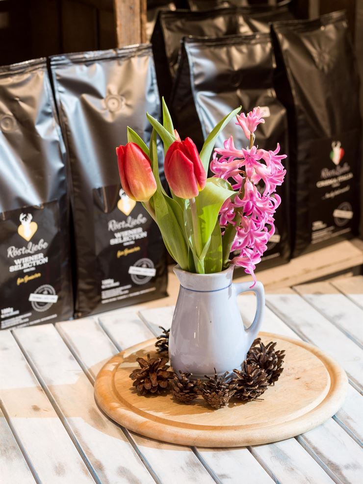 Eingang Tiroler Schmankerlladen Kufstein Deko