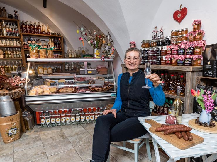 Eingang Tiroler Schmankerlladen Kufstein Inhaberin