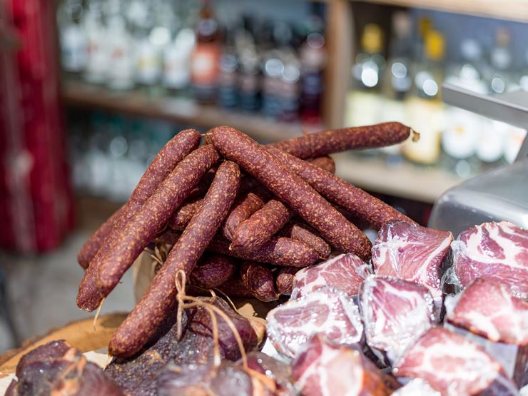 Eingang Tiroler Schmankerlladen Kufstein Wurstware