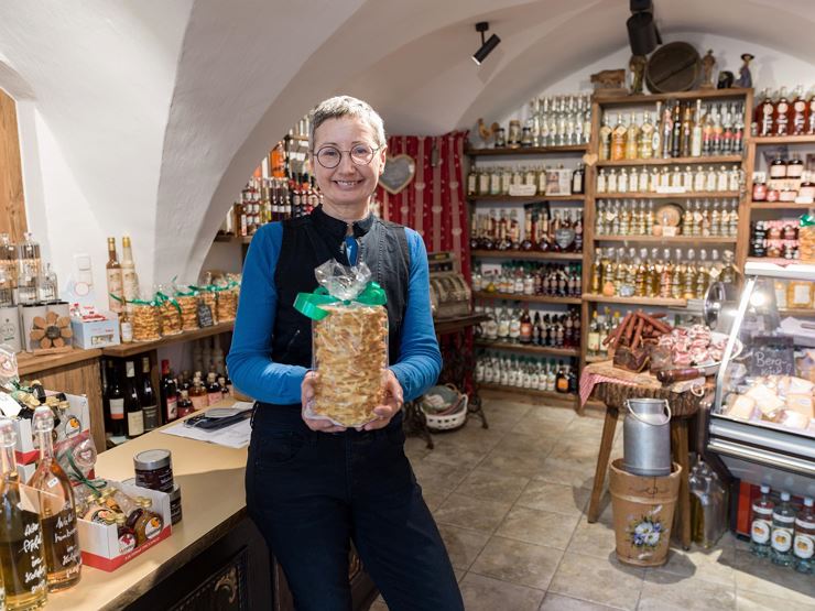 Eingang Tiroler Schmankerlladen Prügeltorte