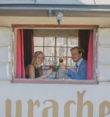 Piccolo ristorante su di un ponte al mondo