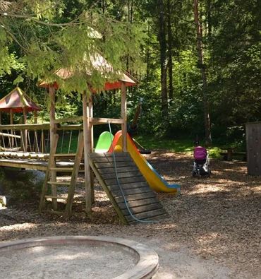 Grande parco giochi nella foresta